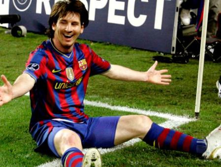 Lionel Messi espera a sus compañeros para celebrar el segundo de los cuatro goles que anotó al Arsenal, en el Camp Nou