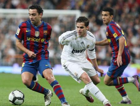 Xavi hace un quiebro ante Gago en el clásico ante el Madrid