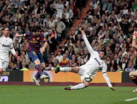 Messi, en el momento en el que consigue el primer gol del Barça