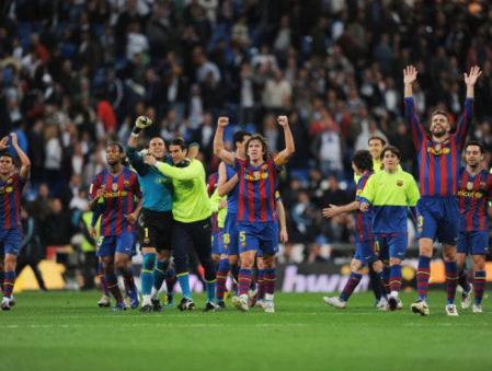 Los jugadores del Barça celebran la victoria en el Bernabéu