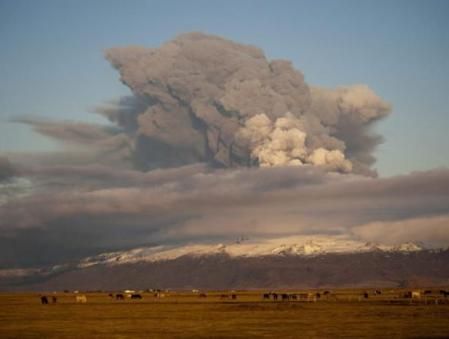 Fotografía general que muestra el humo por una erupción volcánica cerca del glaciar Eyjafjallajoekull a cien kilómetros de Reikiavik