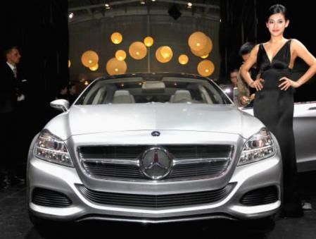 La nueva versión larga del Mercedes-Benz Clase E durante la presentación de los nuevos modelos en el Salón del Automóvil de Pekín 2010