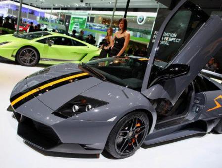 Este es el 'Lamborghini Murciélago LP 670-4 SuperVeloce' de edición limitada, durante su exposición ante los medios de comunicación en el Salón del Automóvil de Pekín