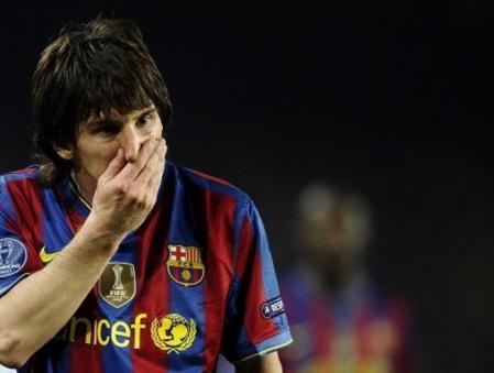 Leo Messi gesticula durante el partido de vuelta de las semifinales de la Champions League que ha enfrentado al Barça ante el Inter en el Camp Nou