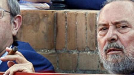 El ponente de la sentencia del Estatuto catalán Guillermo Jiménez (a la izquierda de la imagen) junto a los magistrados Manuel Aragón Reyes (en el centro) y Ramón Rodríguez Arribas, durante una corrida de toros en la plaza de la Maestranza de Sevilla