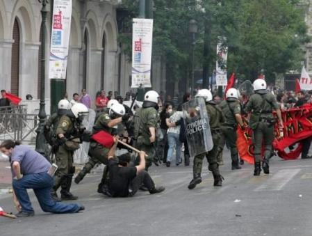 Unos agentes de la Policía antidisturbios cargan contra un grupo de manifestantes durante un acto de protesta frente al Parlamento griego