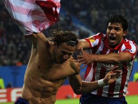 forlán celebra junto al 'Kun' Agüero el gol de la victoria ante el Fullham en la final de la Europa League