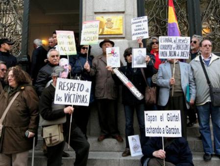 Varios familiares de víctimas del franquismo se han concentrado ante las puertas del Consejo General del Poder Judicial (CGPJ), que ha suspendido al juez Baltasar Garzón
