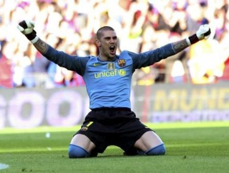 Víctor Valdés celebrando un gol