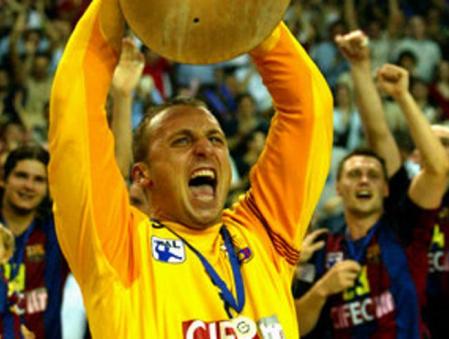 El meta internacional y capitán del FC Barcelona Borges, David Barrufet, levantando el séptimo trofeo de la Copa de Europa, en el 2005