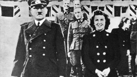 Hitler y Eva Braun en una foto de la primera mitad de los años cuarenta