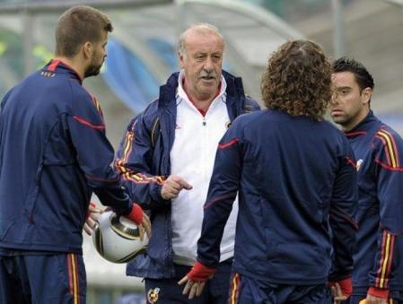 Vicente del Bosque, Carles Puyol, Xavi Hernández y Gerard Piqué charlan durante un entrenamiento de la selección