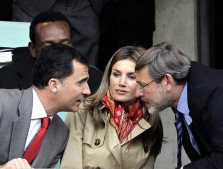 El Príncipe Felipe y Doña Leticia hablan con el secretario de Estado para el Deporte Jaime Lissavetsky antes del España-Suiza