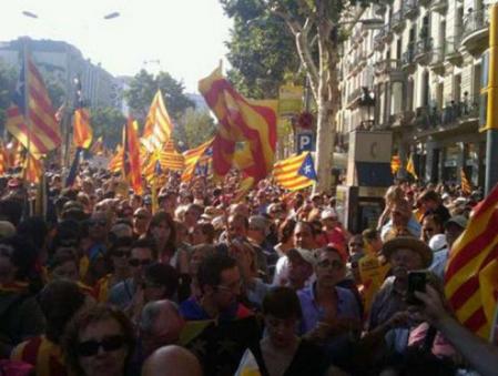 Miles de personas se manifiestan en el centro de Barcelona en contra de la sentencia del Constitucional sobre el Estatut