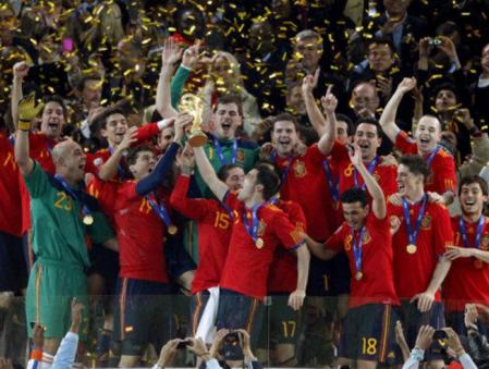 Los jugadores de la selección española levantan la copa que les proclama campeones del Mundial de Sudáfrica