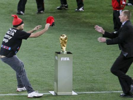 Jimmy Jump, en el momento de ponerle la barretina a la Copa del Mundo