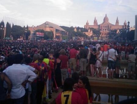 Imagen del ambiente de los aficionados en la Plaza Espanya de Barcelona durante la final del Mundial de Sudáfrica