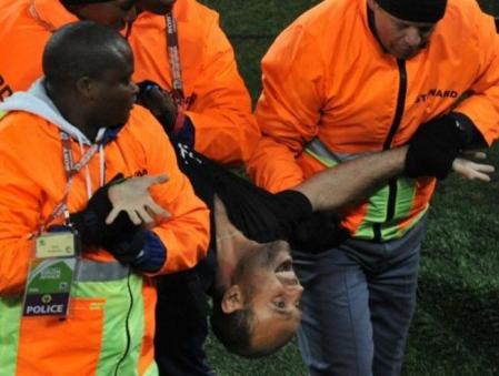 Los agentes de seguridad sacan a Jimmy Jump del campo