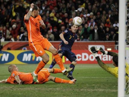 David Villa durante una jugada en la que ha perdido un corner