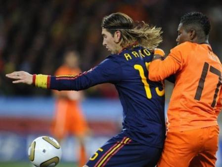 Sergio Ramos disputa un balón con un jugador holandés