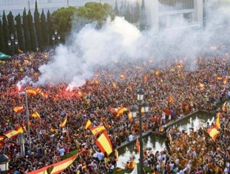 Los aficionados concentrados en la Plaza Espanya de Barcelona durante la final del Mundial entre España y Holanda