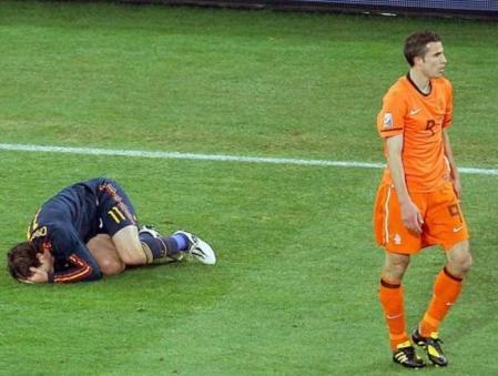Joan Capdevila, en el suelo tras sufrir una entrada del holandés Robin Van Piersie