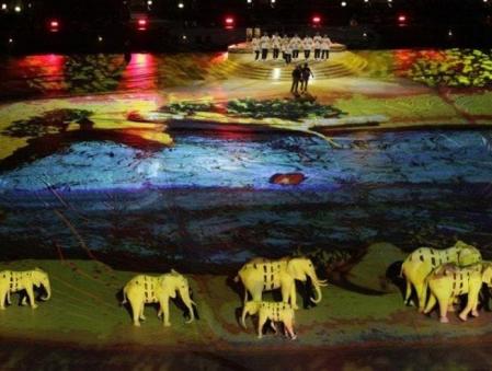 Un conjunto de elefantes de muñeco durante la Ceremonia de Clausura del Mundial de Sudáfrica