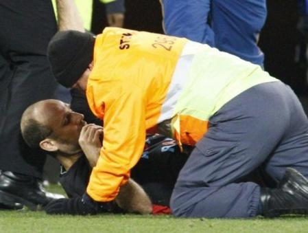 Agentes de seguridad inmobilizan a Jimmy Jump