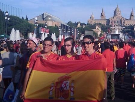 Numerosos aficionados se han congregado en la plaza de Espanya para vivir la final del Mundial de Sudáfrica