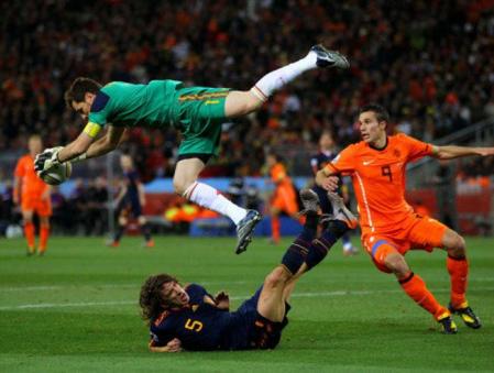 Casillas atrapa un balón por alto