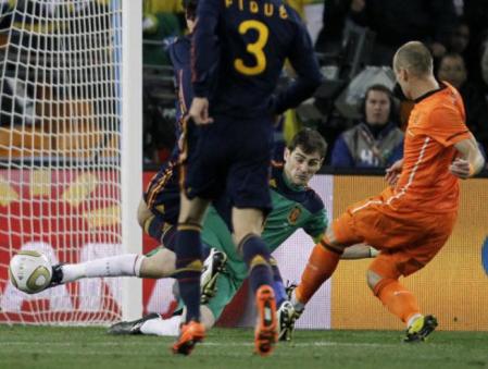 Paradón de Iker Casillas ante el disparo de Robben