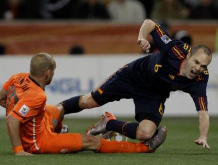 Andrés Iniesta y el holandés Wesley Sneijder disputan el balón