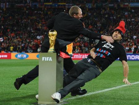 Un agente de seguridad impide que Jimmy Jump se acerque a la Copa del Mundo