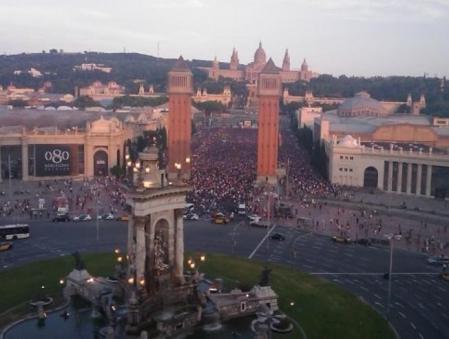 Imagen de la Avenida Maria Cristina de Barcelona, donde los aficionados de la selección española han disfrutado el partido entre España y Holanda
