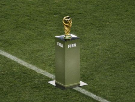 La Copa del Mundo justo en el centro del campo del Soccer City