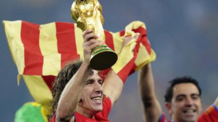 Puyol y Xavi celebran la victoria de España con la senyera