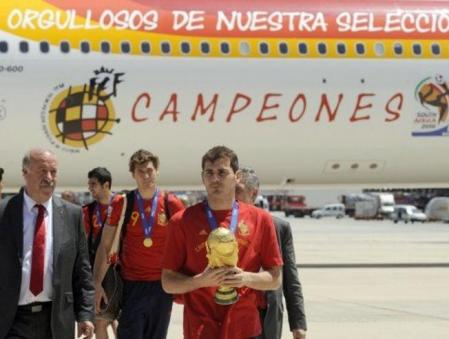 El portero y capitán de la selección española Iker Casillas lleva la Copa del Mundo a su llegada a Madrid