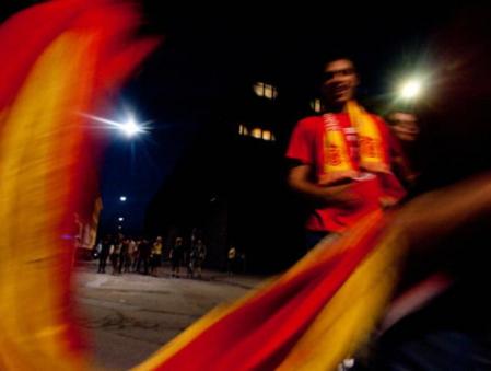 Un aficionado española torea la cámara con la bandera de España en Amagertorv (Copenhague)