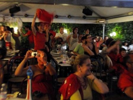 Españoles (muchos de ellos catalanes) celebrando en juntos en Parma (Italia) la victoria de la roja