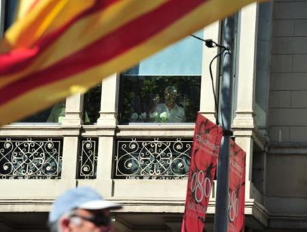 El ex presidente de la Generalitat Pasqual Maragall toma fotografías de la manifestación desde una ventana de Passeig de Gràcia