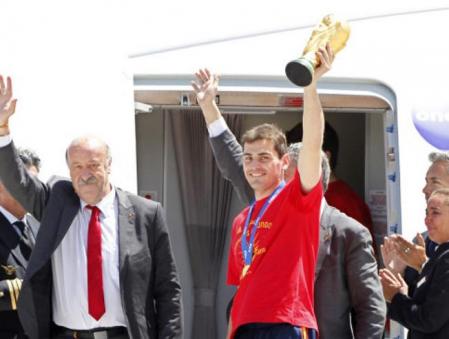 Iker Casillas levanta la Copa del Mundo al salir del avión a la llegada de la selección al aeropuerto de Barajas