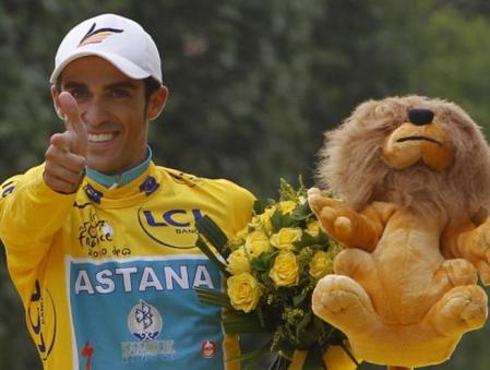 Alberto Contador celebra en el podio el tirunfo se su tercer Tour de Francia