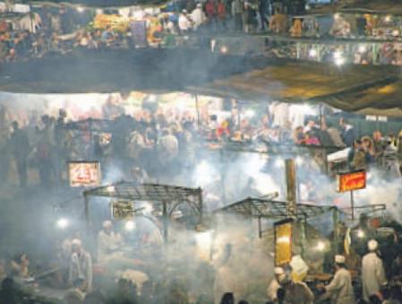 Marrakech: la plaza de Jemaa el Fna es uno de los principales atractivos de la ciudad. Al caer el sol, una plaza solitaria se convierte en una fiesta diaria