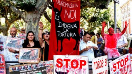 Un grupo de personas antitaurinas se manifiestan a las puertas del Parlament de Catalunya
