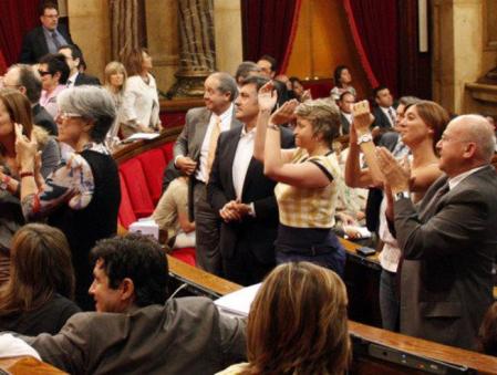 Aplausos de los diputados a los miembros de la plataforma Prou!, tras la votación.