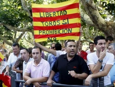 Defensores de las corridas de toros se manifiestaron frente las puertas del Parlament de Catalunya