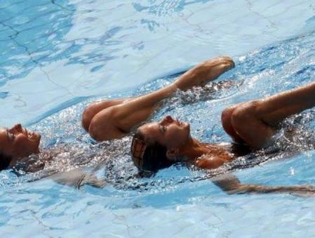 Iglika Goleminova y Kalina Yordanova de Bulgaria ejecutan uno de los ejercicios en los Europeos de Natación de Hungría que se celebran en Budapest
