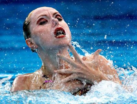 Anastasia Gloushkov de Israel ejecuta su ejercicio en los Europeos de Natación de Hungría que se celebran en Budapest