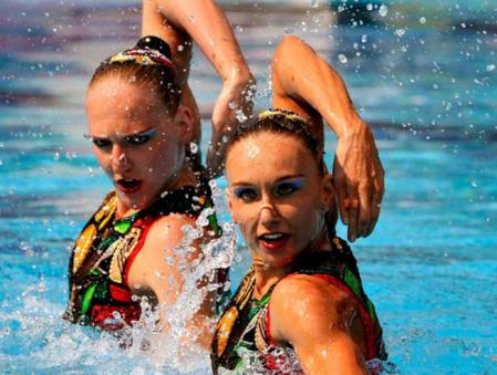 El dúo formado por las rusas Natalia Ischenko y Svetlana Romashina compite en la prueba de rutina técnica de natación sincronizada durante los Campeonatos de Europa de Natación en Budapest