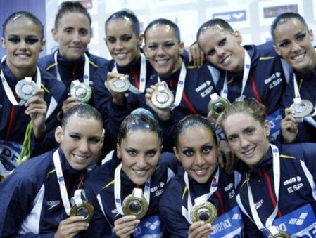 Las nadadoras españoles del equipo de sincronizada muestran su medalla de plata